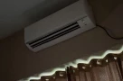 Vợ mang điều khiển điều hòa đi làm khi mẹ chồng đưa các cháu ra chơi hè