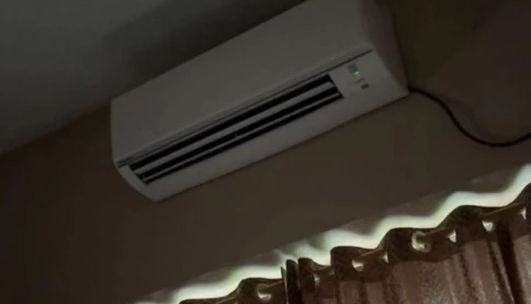 Vợ mang điều khiển điều hòa đi làm khi mẹ chồng đưa các cháu ra chơi hè