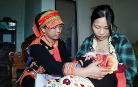 Chế độ hỗ trợ hằng tháng với nhân viên y tế thôn, tổ dân phố và cô đỡ thôn, bản