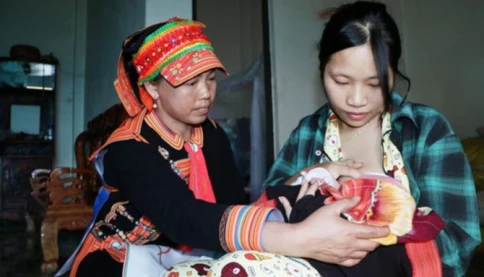 Chế độ hỗ trợ hằng tháng với nhân viên y tế thôn, tổ dân phố và cô đỡ thôn, bản