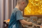 Mẹ đăng clip con trẻ quậy tung bàn thờ, cư dân mạng chỉ ra một điều đáng lo