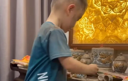 Mẹ đăng clip con trẻ quậy tung bàn thờ, cư dân mạng chỉ ra một điều đáng lo