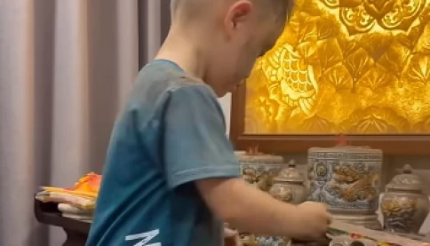 Mẹ đăng clip con trẻ quậy tung bàn thờ, cư dân mạng chỉ ra một điều đáng lo
