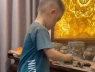 Mẹ đăng clip con trẻ quậy tung bàn thờ, cư dân mạng chỉ ra một điều đáng lo