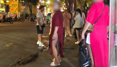 Tranh cãi vụ du khách nước ngoài mặc áo dài phối bikini gây bức xúc ở Hội An