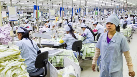 Bị áp thuế đối ứng cao nhất 49%, hàng xóm Việt Nam rơi vào khủng hoảng xuất khẩu
