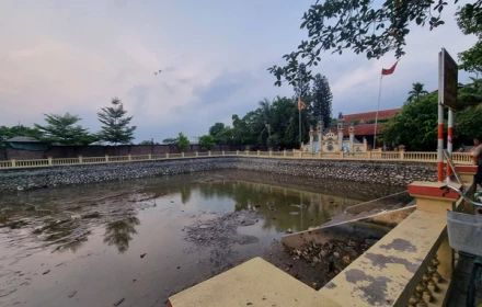 Vợ chồng Hà Nội hút cạn giếng làng để tìm dây chuyền vàng đánh rơi