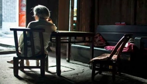 "Tôi không cần tiền, tôi cần người nói chuyện": Nỗi cô đơn của người già hiện đại