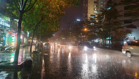 Hà Nội sắp đón không khí lạnh, mưa giông diện rộng, nhiệt độ giảm sâu xuống 23 độ C