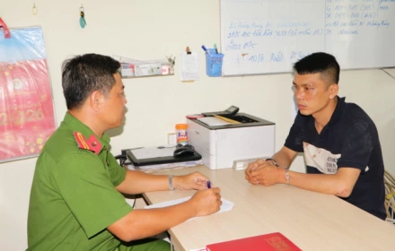 Trung tá Cảnh sát cơ động bị chém khi làm nhiệm vụ