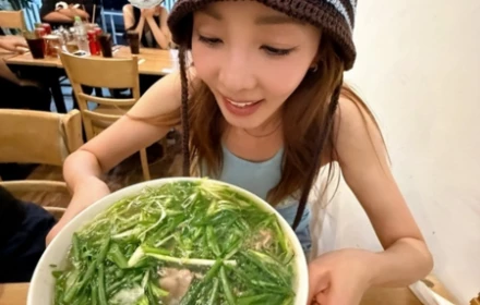 "Chị đẹp không tuổi" Hàn Quốc, nữ ca sĩ Sandara Park gây thích thú khi thưởng thức bát phở đầy hành lá ở Hà Nội