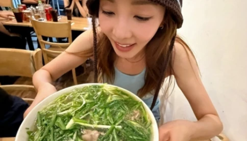 "Chị đẹp không tuổi" Hàn Quốc, nữ ca sĩ Sandara Park gây thích thú khi thưởng thức bát phở đầy hành lá ở Hà Nội