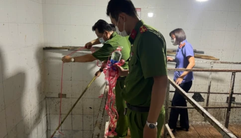 Nam công nhân tử vong khi xuống bồn phế phẩm trái cây lấy dụng cụ rơi