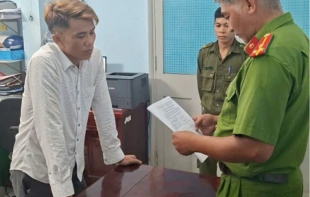 Bắt khẩn cấp người đàn ông khóa cửa, cầm dao khống chế đoàn thẩm định tài sản, giam lỏng nhiều người trong nhà