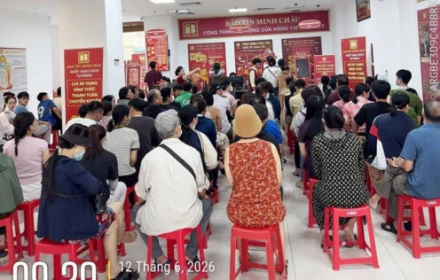 Giá vàng quay đầu tăng mạnh, người dân lại xếp hàng đi mua?