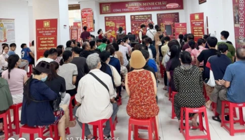 Giá vàng quay đầu tăng mạnh, người dân lại xếp hàng đi mua?