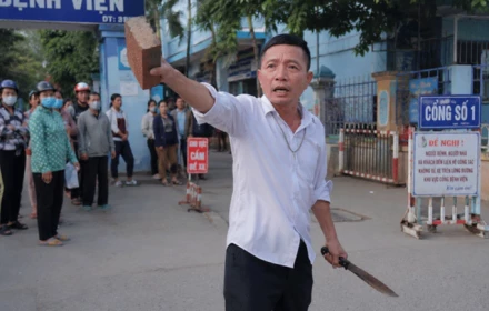Khởi tố gã côn đồ nhiều lần mang dao, gạch gây rối trước cổng bệnh viện, thách thức công an