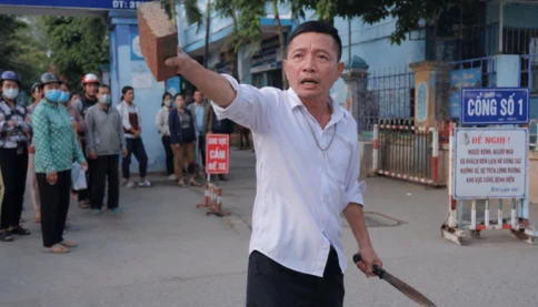 Khởi tố gã côn đồ nhiều lần mang dao, gạch gây rối trước cổng bệnh viện, thách thức công an
