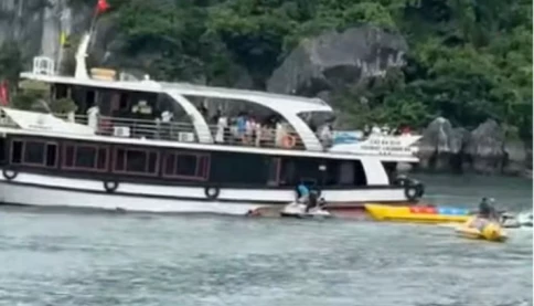 Tàu du lịch va chạm trên vịnh Lan Hạ khiến 1 người thiệt mạng, 11 người rơi xuống biển