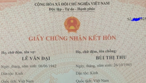 Bi hài đính chính giấy đăng ký kết hôn của hai cụ trên 80 tuổi!