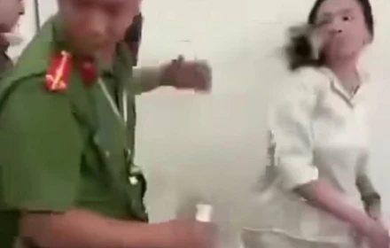 🔥 🔥 🔥  NÓNG: Khởi tố người phụ nữ chửi bới, tát chiến sĩ công an dù chồng can ngăn