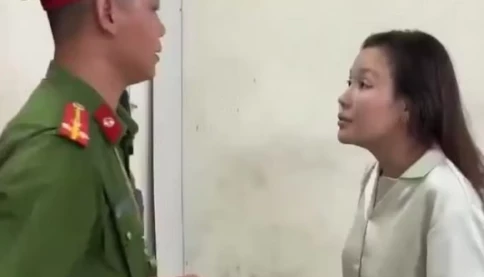 Người phụ nữ chửi bới, hành hung cán bộ công an là ai?