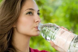 Uống nước ngày nắng nóng cũng không đơn giản, cần chú ý những điều này!