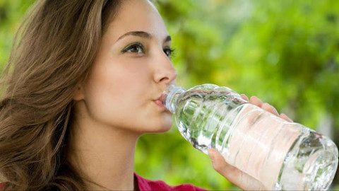 Uống nước ngày nắng nóng cũng không đơn giản, cần chú ý những điều này!
