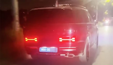 Vụ ô tô biển xanh nháy đèn ưu tiên rời khỏi hiện trường sau va chạm ở Hà Nội: Tài xế là ai?