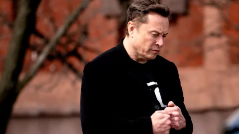 Tài liệu bị hack tiết lộ hướng dẫn phục vụ Elon Musk trên máy bay phản lực riêng