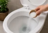 Vì sao nhiều khách sạn đổ muối vào bồn cầu? Sự thật về thói quen của một số khách sạn và gia đình