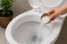 Vì sao nhiều khách sạn đổ muối vào bồn cầu? Sự thật về thói quen của một số khách sạn và gia đình