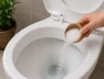 Vì sao nhiều khách sạn đổ muối vào bồn cầu? Sự thật về thói quen của một số khách sạn và gia đình
