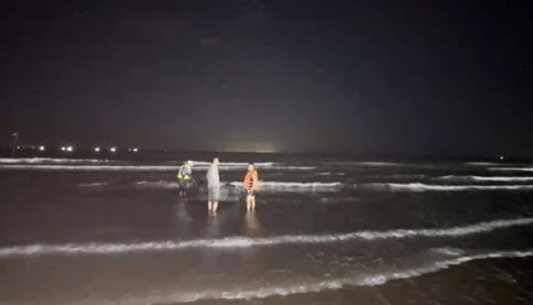 Tìm thấy thi thể người cha sau vụ đuối nước ở biển Hà Tĩnh, con trai 12 tuổi vẫn mất tích