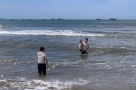Nam sinh lớp 12 lao xuống biển cứu hai anh em bị sóng cuốn khi đang ăn cùng gia đình