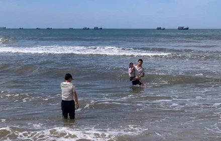 Nam sinh lớp 12 lao xuống biển cứu hai anh em bị sóng cuốn khi đang ăn cùng gia đình
