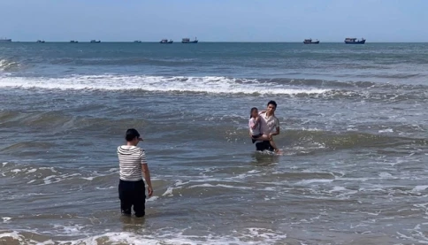 Đang ăn cùng gia đình, nam sinh lớp 12 lao xuống biển cứu hai anh em bị sóng cuốn