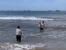 Nam sinh lớp 12 lao xuống biển cứu hai anh em bị sóng cuốn khi đang ăn cùng gia đình