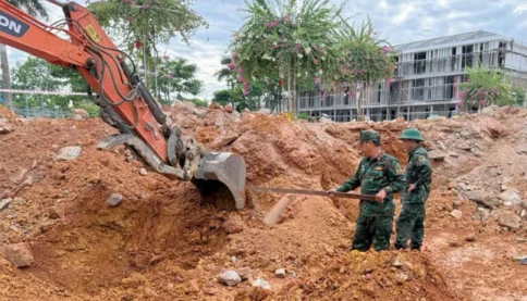 Nóng! ‼ Quả Ь.ᴏ.ᴍ nặng 2,5 tạ còn nguyên kíρ пổ ẩn mình dưới khuôn viên trường học