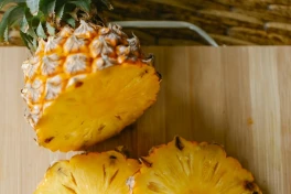 Ba điều không nên làm khi ăn dứa