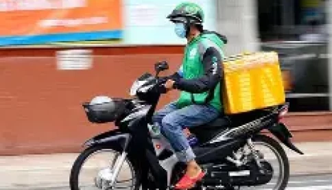 Nóng! Rất nhanh, công an đã mời làm việc nam shipper giật tóc, kéo lê cô gái trên vỉa hè