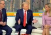 Tại sao có tấm vải sẫm màu lót dưới chỗ ông Trump ngồi?