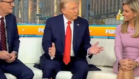 Tại sao có tấm vải sẫm màu lót dưới chỗ ông Trump ngồi?