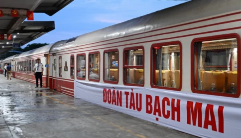 Chuyến tàu đặc biệt chở hơn 500 bác sĩ đi làm mỗi ngày đã khởi động!