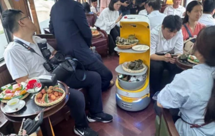 Những hình ảnh mới nhất về đoàn tàu chở 1.200 bác sĩ BV Bạch Mai đi làm mỗi ngày