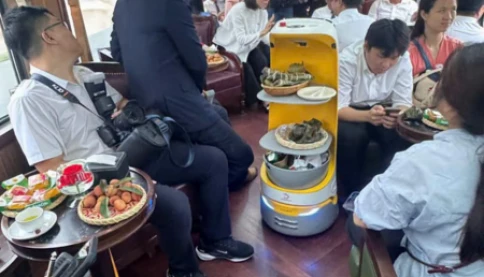 Những hình ảnh mới nhất về đoàn tàu chở 1.200 bác sĩ BV Bạch Mai đi làm mỗi ngày
