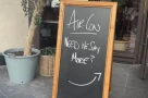 Tình trạng người dân đổ xô đi mua máy điều hòa tại một cửa hàng ở Paris đã khiến cảnh sát lo ngại