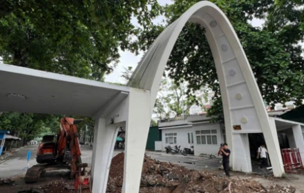 Cổng parabol Đại học Bách khoa Hà Nội di dời vào trong