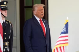 Ông Trump lại cân nhắc tạm dừng thuế ô tô trong bối cảnh thị trường hoảng loạn