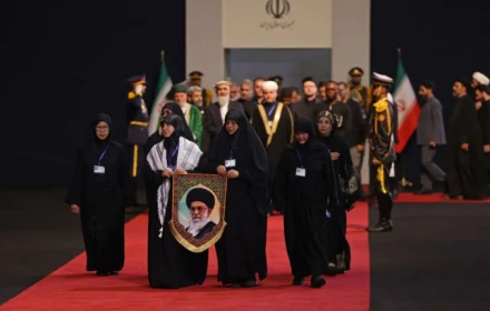 Tang lễ Khamenei, Chủ tịch Quốc hội Iran khóc nức nở, toàn thân run rẩy. Giáo chủ Mojtaba vắng mặt, nhưng bố vợ ông thì có mặt